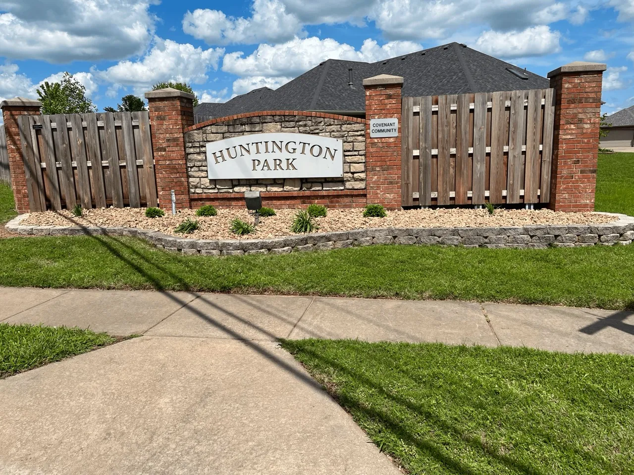 Después — Entrada de Huntington Park · Republic, MO